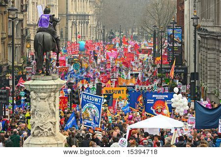 London - März: Demonstranten März nach Whitehall gegen Kürzungen der öffentlichen Ausgaben In eine Rallye--Mar