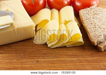 Piastra con pane e pomodoro e formaggio