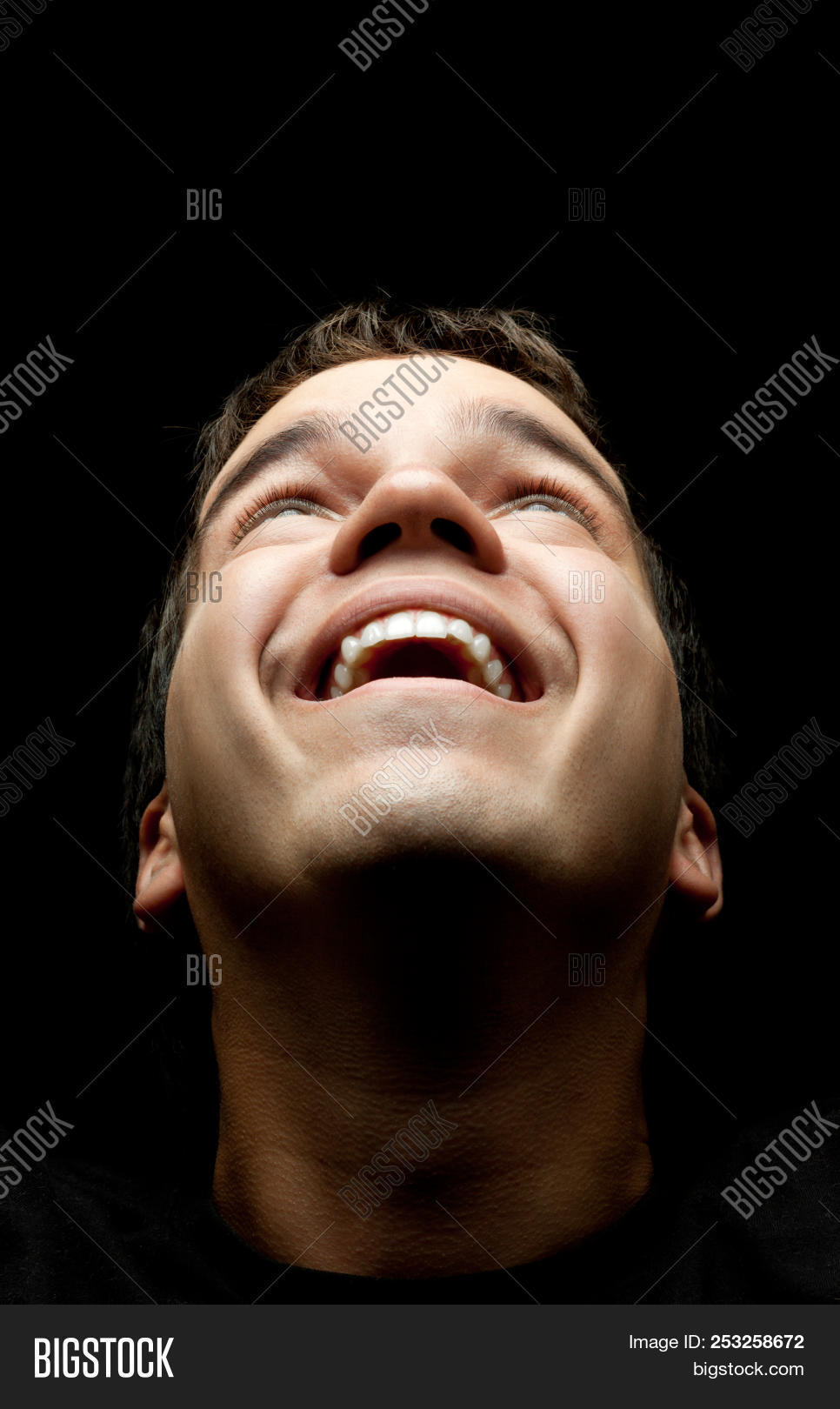 Лицом вверх. Человек с поднятой головой. Шея девушки. Женщина с поднятой головой. Лицом вверх.