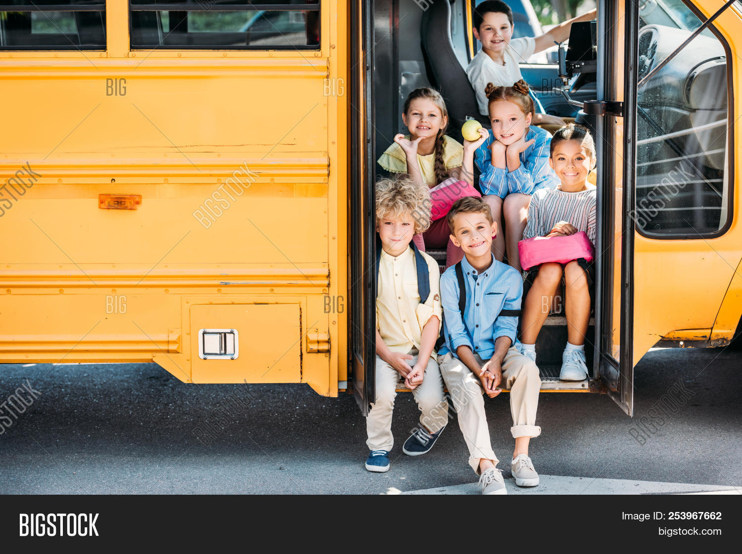 дети в автобусе на экскурсии. мальчик в автобусе. школьник в автобусе с портфелем. перевозка группы детей в ночное время. автомобильное средство перевозящий группу детей.