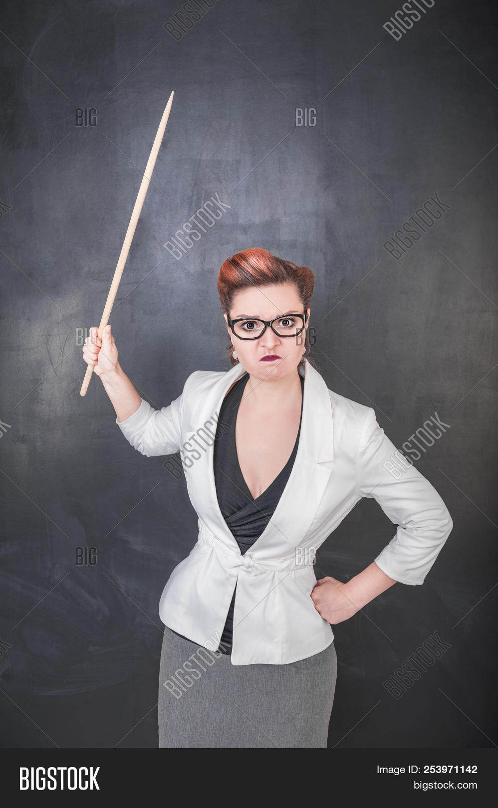 Строгая учительница. Училка хоррор. Строгая женщина. Злобная училка. Злой учитель фото.