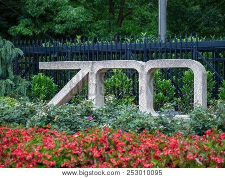 Washington, Dc July 5, 2018: Entrance Zoo Sign At The Smithsonian National Zoo