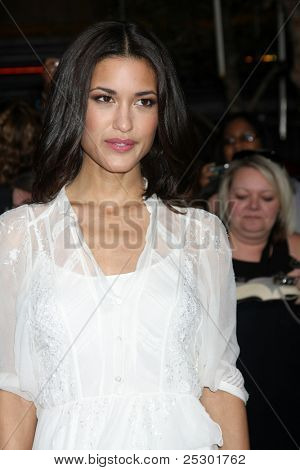LOS ANGELES - 14 de NOV: Julia Jones chega a 