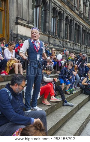Edinburgh, Scotland  - August 7: Street Performer Spikey Will Among The Crowd At The Edinburgh Fring