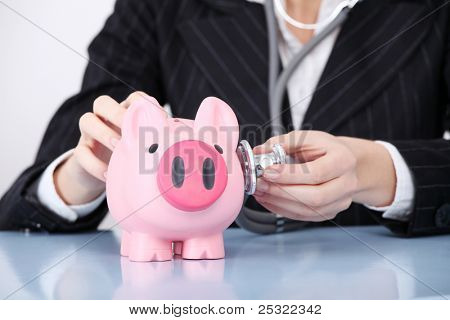 백인 사업가 의해 분홍색 돼지 저금통을 검사에 근접 촬영.