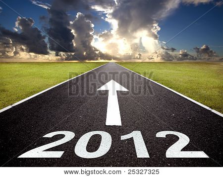 Weg in das neue Jahr 2012 und Sonnenaufgang