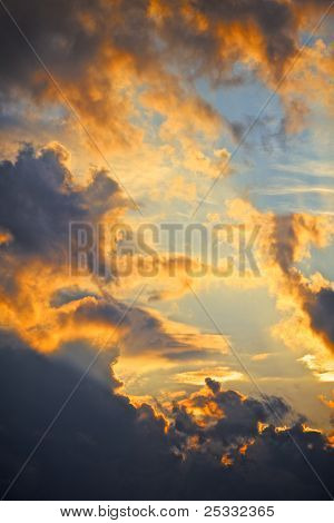 Ciel nuageux dramatique