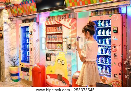 Roiet, Thailand - 26 Dec, 2016 :  An Unidentifed Woman Posting In Front Of Colorful Japanese Vending