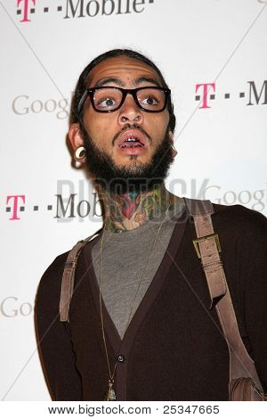 LOS ANGELES - NOV 16: Travie McCoy dorazí na Google Music zahájit na Mr. Brainwash Studio na ne