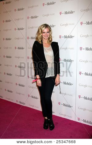 LOS ANGELES - NOV 16: Sara Paxton arriva presso la Google Music Launch a Mr Brainwash Studio su Nov