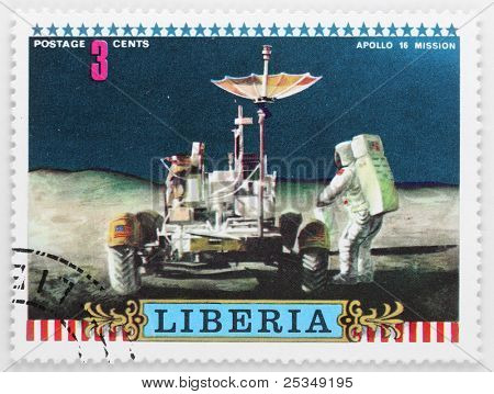 Libéria - por volta de 1975: Um selo imprimido na Libéria mostra o astronauta John Young na lua com LRV Rov