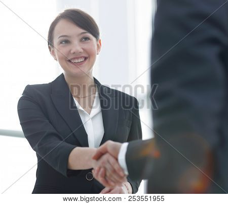 Businesswoman shaking hands with a businssman during a meeting