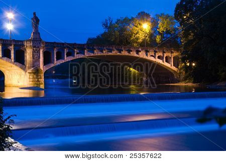 Isar River w Monachium w nocy