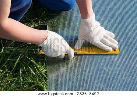 The Worker On The Assembly Of The Greenhouses, Said Handle , For Cutting Polycarbonate, Outdoors