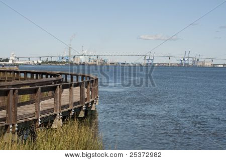 Vista da ponte de 526 interestadual em North Charleston, South Carolina