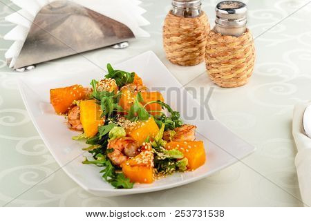 Close Up Delicious Caesar Salad With Shrimp , Tomato, Vegetable, Corn Salad, Spinach, Fresh Mint, Pu
