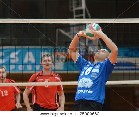 KAPOSVAR, Ungarn - 13. NOVEMBER: Balint Magyar (blå 6) i aktion på en ungarske nationale Championsh