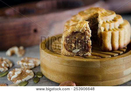 Mooncake ,the Chinese Mid Autumn Festival Food.
