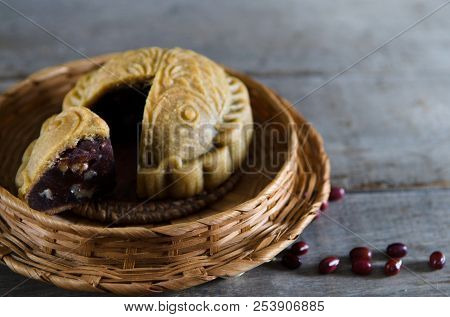Mooncake ,the Chinese Mid Autumn Festival Food.