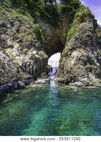 Natural Hole Clifff Koh Talu Island Rayong City Thailand,idiyllic Ocean In Vacation Time,summer Conc