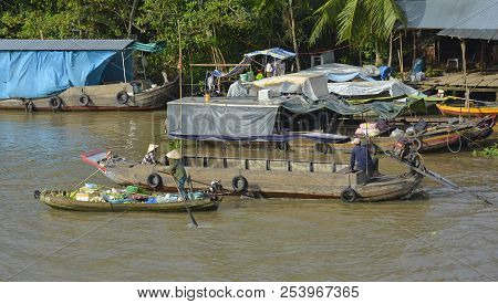 Phong Dien, Vietnam - December 31st 2017. Two Market Vendors In Their Boats At The Phong Dien Floati
