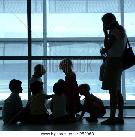 Havalimanı'nda bir aile silüeti
