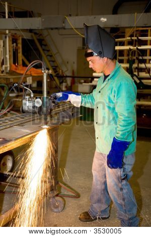 Metal arbejderen bruger spor brænder