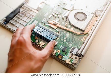 memory module ddr4 ram installation in laptop by hand