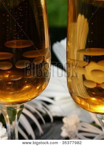 Två glas mousserande vin med vita blommor