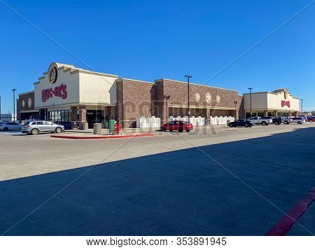 Houston, Tx/usa-2/25/20:  The Exterior Of A Buc Ees Gas Station, Fast Food Restaurant, And Convenien
