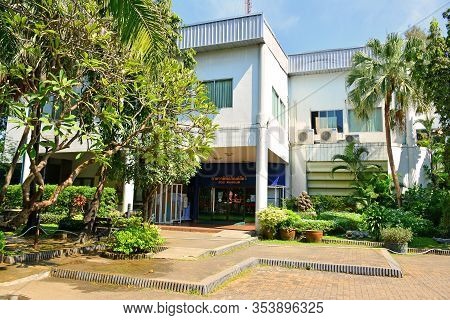Bangkok, Th - Dec 13: Dusit Zoo Museum Facade On December 13, 2016 In Khao Din Park, Bangkok, Thaila