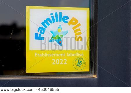 Bordeaux , Aquitaine  France - 04 04 2022 : Famille Plus 2022 Logo Brand And Text Sign On Wall State