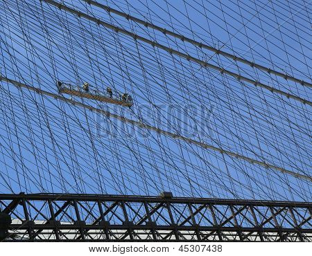 Bau Arbeiter Besatzung Reparatur Kabel auf der Brooklyn Bridge