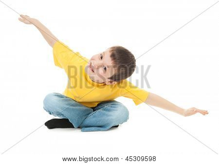 niño con camiseta amarilla simula vuelo