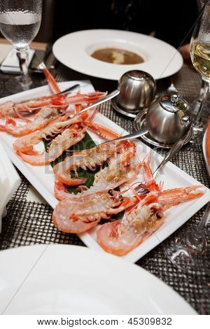 Syrové krevety jídlo v restauraci stůl - chutné plody moře