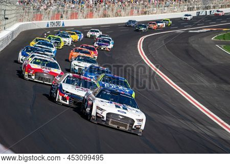 March 20, 2022 - Hampton, GA, USA: Kevin Harvick races for position for the Folds of Honnor Quik Trip 500 at Atlanta Motor Speedway in Hampton, GA.