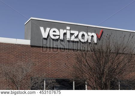 Richmond - Circa April 2022: Verizon Wireless Retail Location. Verizon Delivers Wireless, High-capac