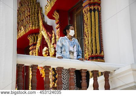 Travelers Thai Women People Travel Visit Posing Portrait Take Photo And Respect Praying Buddha Statu