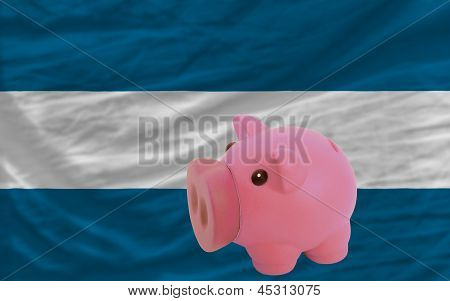 Ricco salvadanaio e bandiera nazionale di El Salvador