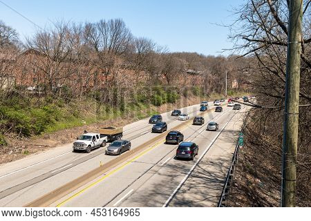 Edgewood, Pennsylvania, Usa April 15, 2022 Traffic On State Route 376, The Parkway East As Seen From