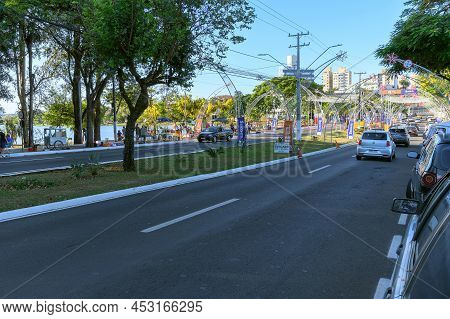 Londrina, Pr, Brazil - December 19, 2021: View Of Avenida Higienopolis Next To Igapo Lake.