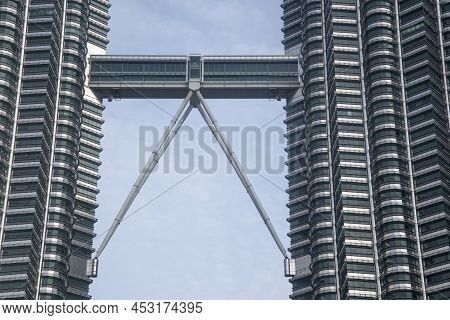Kuala Lumpur, Malaysia- Apr 17, 2022: Vew Of Skybridge Of Petronas Twin Towers In Kuala Lumpur Malay