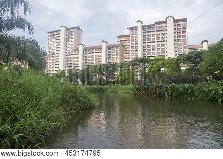 Singapore- 9 Apr, 2022: Scenic View From Bishan-ang Mo Kio Park In Singapore. It Is One Of The Large
