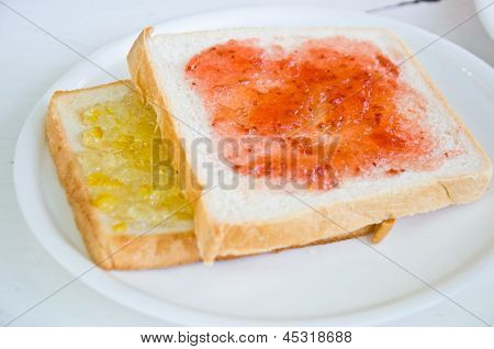 Brød med jordbærsyltetøj