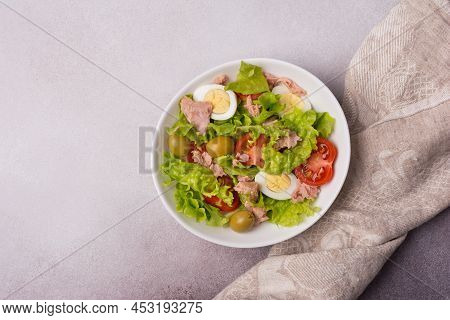 Healthy Tuna Salad With Fresh Lettuce, Cherry Tomatoes, Quail Egg And Olives In Bowl