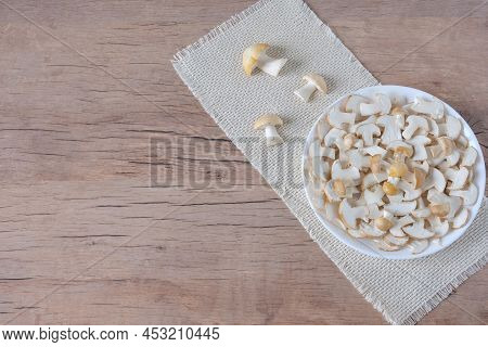 Spring Mushrooms Calocybe Gambosa Lie In A Round Plate. The Mushrooms Are Washed And Peeled. A Place
