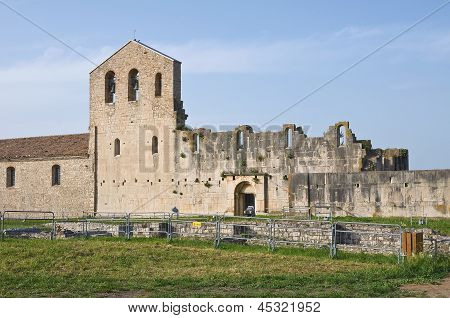 Kirke af SS. Trinity. Venosa. Basilicata. Italien.