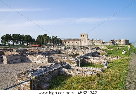 Kirke af SS. Trinity. Venosa. Basilicata. Italien.