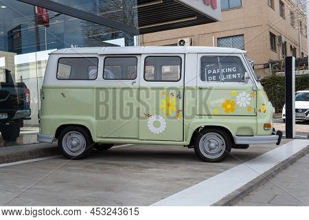 Palma De Mallorca, Spain; April 08 2022: Green Retro Van Of The Renault Commercial Brand, Estafette 