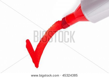 Close-up fotografie, velké červené cítil tip marker pen psaní klíště na bílém papíře